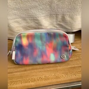 Lululemon Everywhere Belt Bag Prism Wash Print Multi / Vapor Tie Dye Rainbow 1L 